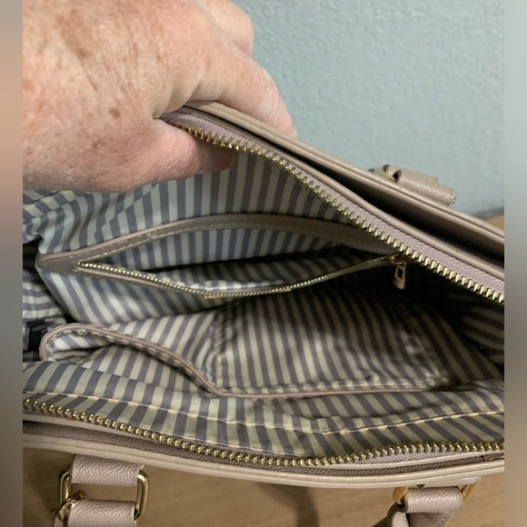 Miztique handbag with several pockets. Neutral color to match any outfit! - Picture 3 of 13